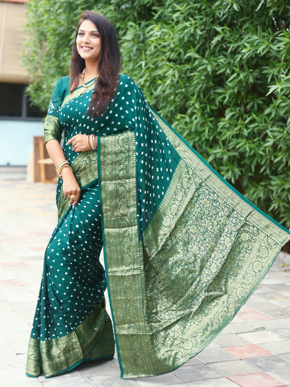 Buy Satrani Bottle Green Silk Saree With Unstitched Blouse for Women Online  @ Tata CLiQ