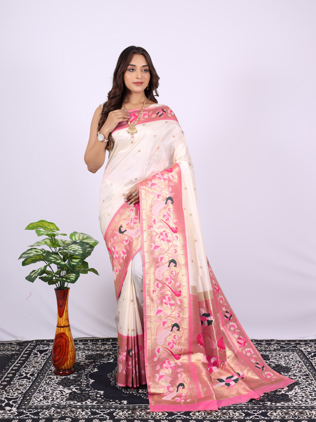 साड़ी का फोटो White Pink Colour Saree - Designer Sarees Rs 500 to 1000 -  SareesWala.com