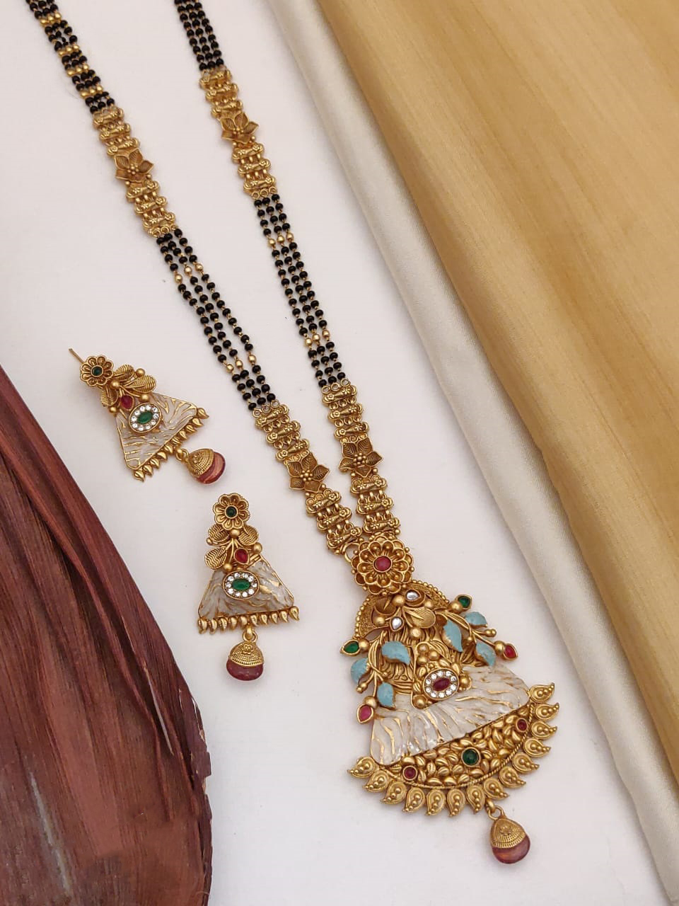 gold design of mangalsutra