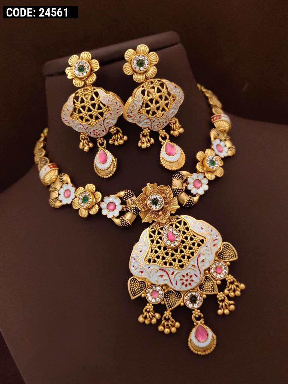 Stylists' reveal secrets of Indian bridal fashion - How to Match your Bridal  Necklace to your Neckline - Witty Vows