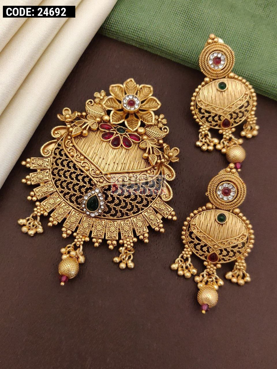 Gold pendant butti deals set