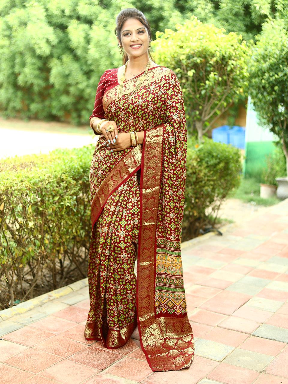 Amazon.com: SWORNOF Women's Banarasi Patola Silk Blend Saree with Blouse  Piece Green&Gold 5.5 Meters : Clothing, Shoes & Jewelry