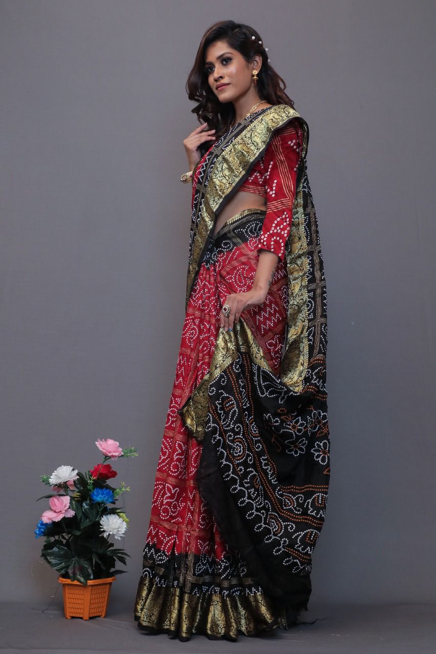 Black Flower Printed Sequined Saree - Zakarto