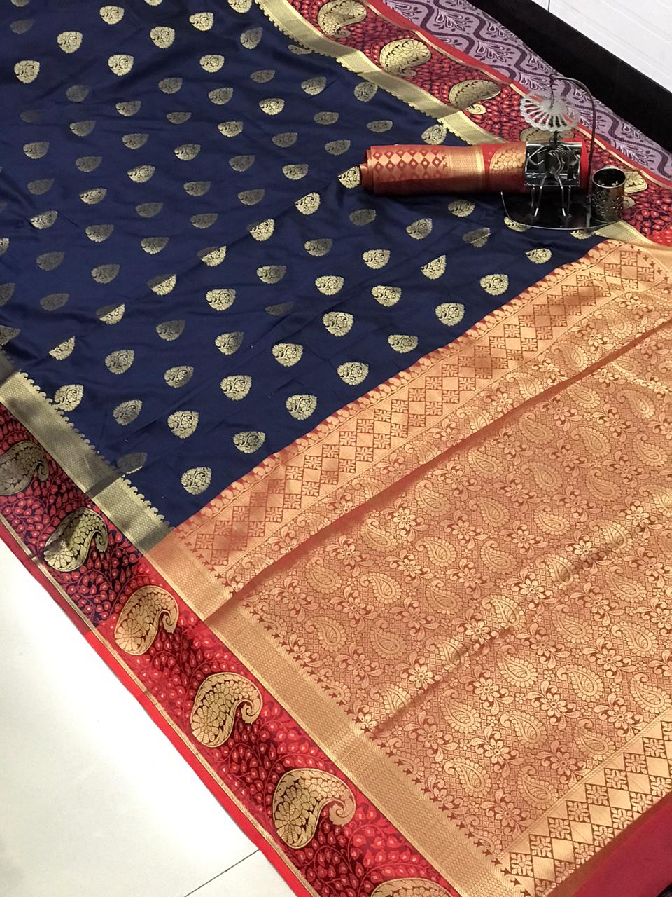 Soft lichi silk saree with zari weaving border and pallu